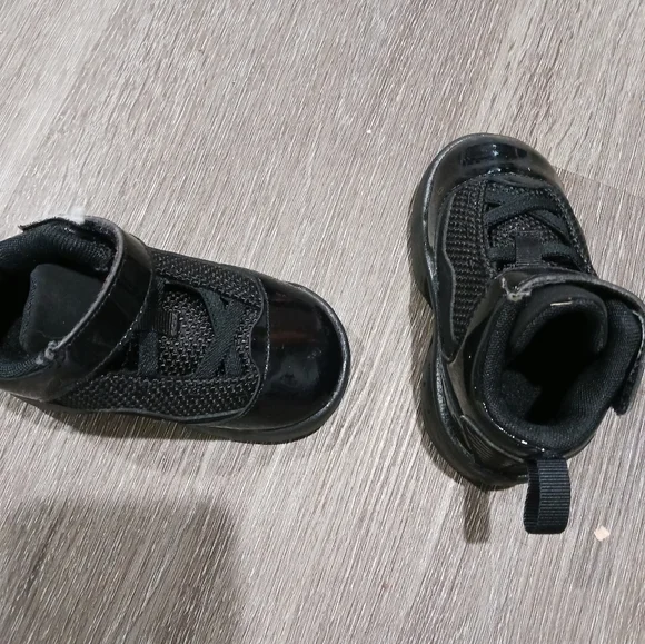 😍 toddler patent leather Jordans with false strings😍 - Picture 4 of 5